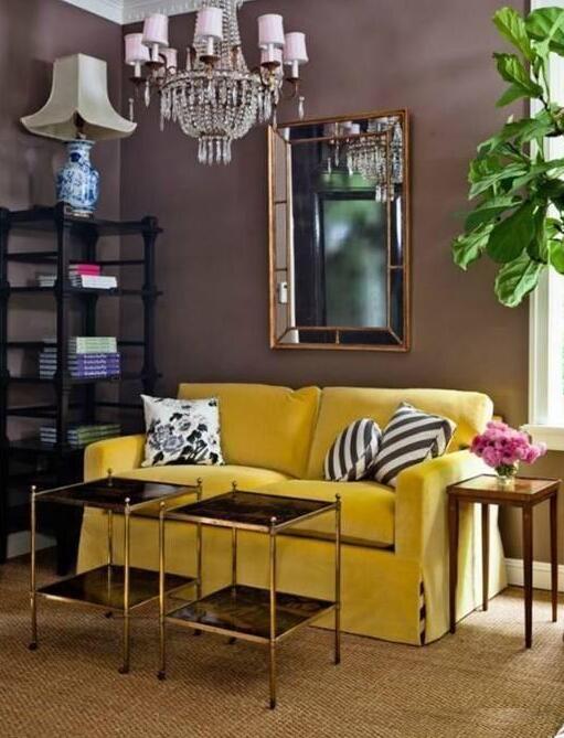 室內(nèi)色彩太暗,用黃色來(lái)彌補(bǔ)