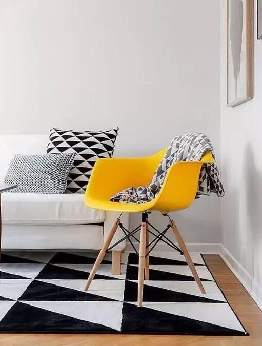 室內(nèi)色彩太暗,用黃色來(lái)彌補(bǔ)