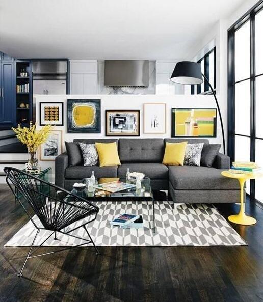 室內(nèi)色彩太暗,用黃色來(lái)彌補(bǔ)