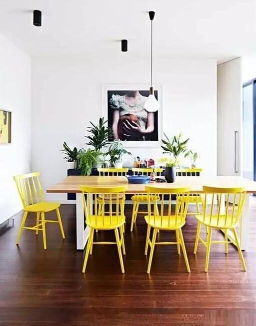 室內(nèi)色彩太暗,用黃色來(lái)彌補(bǔ)