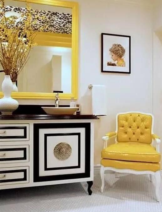 室內(nèi)色彩太暗,用黃色來(lái)彌補(bǔ)